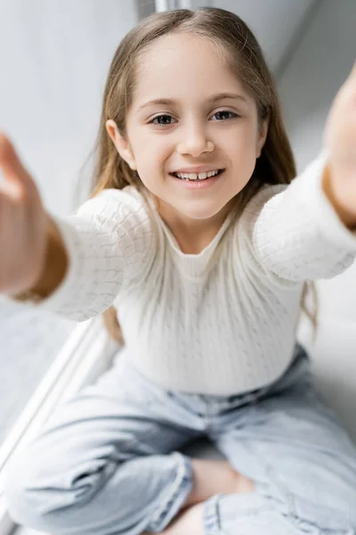 Menina Animado Com Mãos Estendidas Olhando Para Câmera — Fotografia de Stock