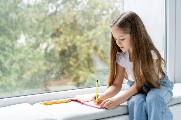 Meisje Met Lang Haar Doen Huiswerk Vensterbank Buurt Van Glas — Stockfoto