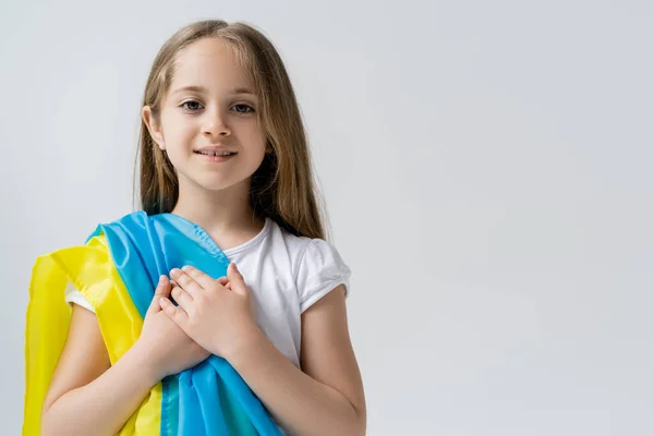 Χαμογελαστό Κορίτσι Ουκρανική Εθνική Σημαία Συγκινητική Καρδιά Απομονωμένη Γκρι — Φωτογραφία Αρχείου
