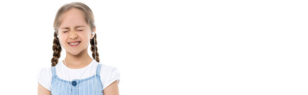 взволнованная девушка с закрытыми глазами улыбается в наушниках изолированы на белом, баннер