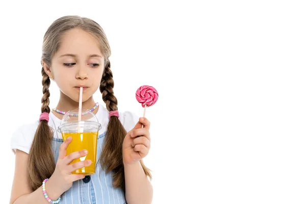 Chica Cuentas Colores Beber Jugo Naranja Mirando Piruleta Aislado Blanco — Foto de Stock