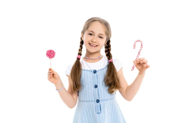 Opgewonden Meisje Met Candy Cane Lolly Kijken Naar Camera Geïsoleerd — Stockfoto