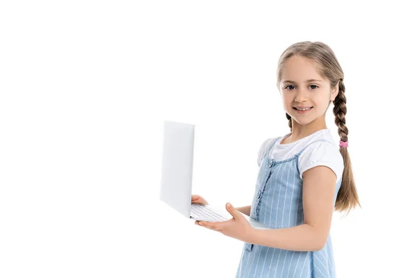 Chica Feliz Mirando Cámara Mientras Sostiene Ordenador Portátil Aislado Blanco —  Fotos de Stock