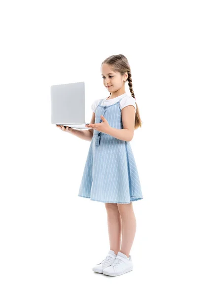 青いストラップドレスの女の子の完全な長さビューは白にラップトップで立っている — ストック写真