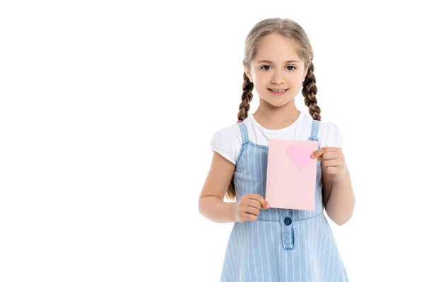 Χαρούμενο Κορίτσι Κρατώντας Ροζ Κάρτα Χάρτινη Καρδιά Απομονωμένη Λευκό — Φωτογραφία Αρχείου