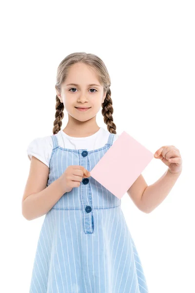 Glimlachend Meisje Met Vlechten Tonen Blanco Roze Kaart Geïsoleerd Wit — Stockfoto