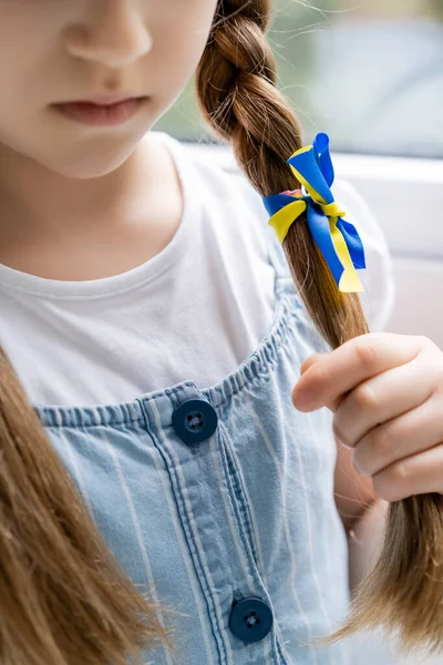 Visão Parcial Menina Mostrando Fita Azul Amarela Trança — Fotografia de Stock