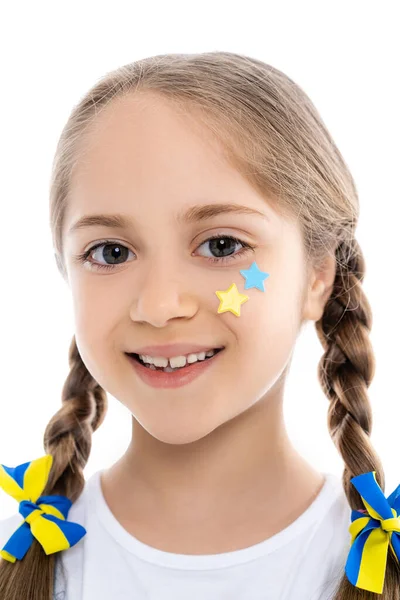 Патріотична Дівчина Синьо Жовтими Зірками Стрічками Посміхаючись Камеру Ізольована Білому — стокове фото