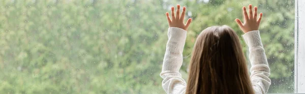 Πίσω Όψη Του Κοριτσιού Αγγίζοντας Παράθυρο Σταγόνες Βροχής Πανό — Φωτογραφία Αρχείου