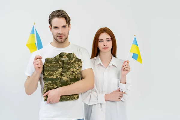 Pareja Joven Sosteniendo Banderas Ucranianas Uniforme Militar Aislado Blanco — Foto de Stock