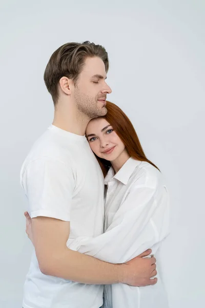 Positivo Ruiva Mulher Abraçando Namorado Isolado Branco — Fotografia de Stock