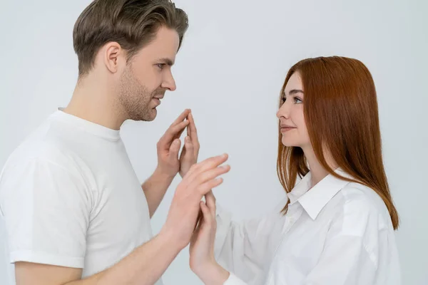 Sidovy Unga Par Tittar Varandra Och Vidrör Händer Isolerade Vit — Stockfoto