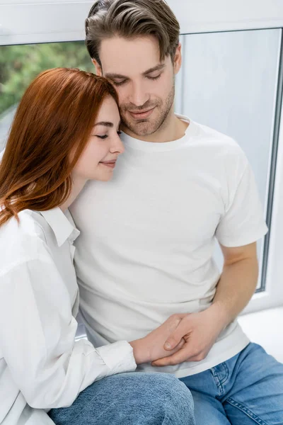 Junges Paar Hält Hause Hand Auf Fensterbank — Stockfoto