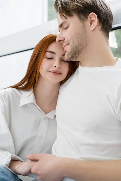 Jovem Casal Com Olhos Fechados Mãos Dadas Casa — Fotografia de Stock