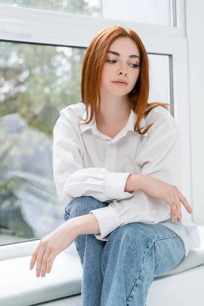 Mulher Perturbada Camisa Sentado Peitoril Janela Casa — Fotografia de Stock