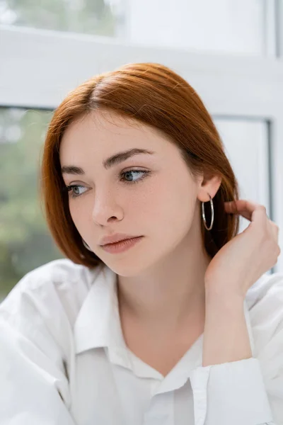 Roodharige Vrouw Raakt Haar Buurt Wazig Raam Thuis — Stockfoto