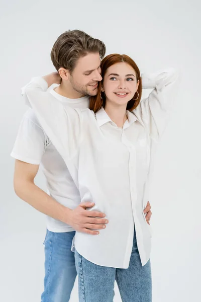 Sorrindo Homem Abraçando Ruiva Namorada Isolado Branco — Fotografia de Stock