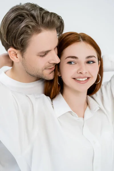 Jovem Homem Perto Cabelos Vermelhos Namorada Isolada Branco — Fotografia de Stock