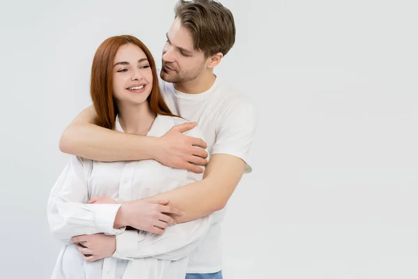 Homem Abraçando Namorada Sorridente Camisa Isolada Branco — Fotografia de Stock