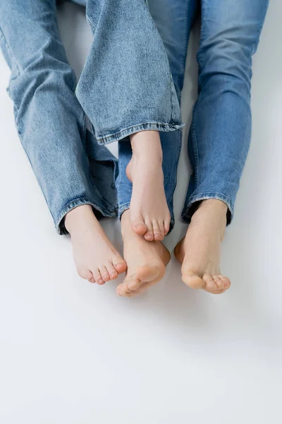 Vue Dessus Couple Pieds Nus Jeans Sur Fond Blanc — Photo