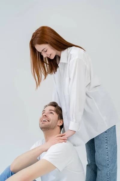 Sorrindo Homem Tocando Mão Ruiva Namorada Isolada Branco — Fotografia de Stock