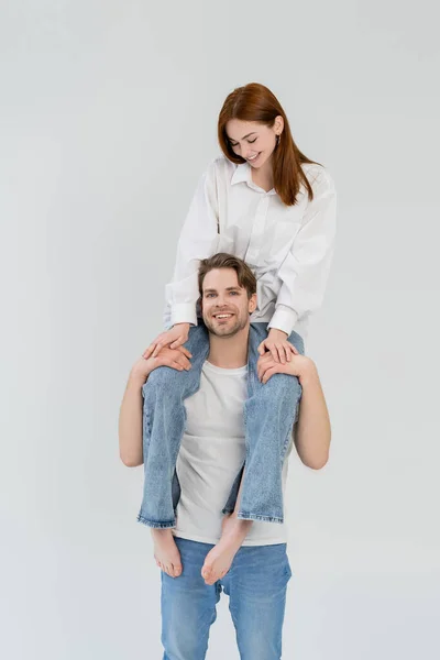 Alegre Homem Segurando Descalço Namorada Ombros Isolado Branco — Fotografia de Stock