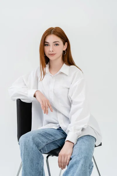 Redhead Woman Shirt Looking Camera While Sitting Chair Isolated White — Stock Photo, Image