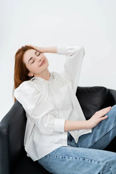 Mulher Ruiva Jovem Camisa Tocando Cabelo Enquanto Sentado Poltrona Isolado — Fotografia de Stock