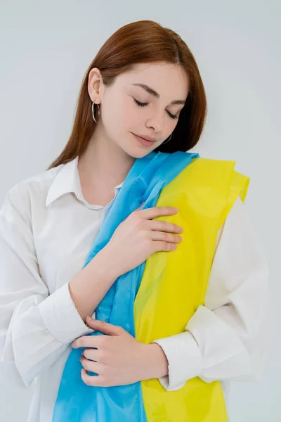 Retrato Mulher Camisa Segurando Bandeira Ucraniana Isolada Branco — Fotografia de Stock