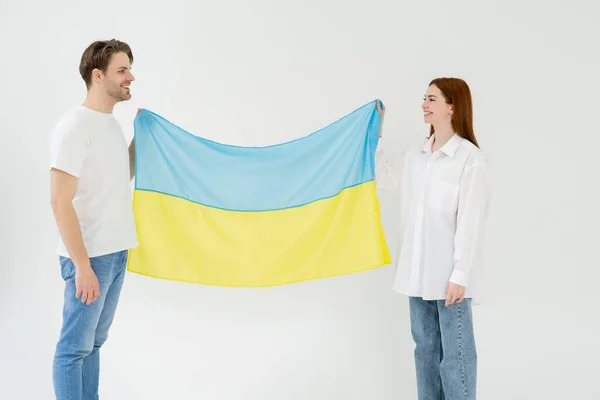 Casal Sorridente Segurando Bandeira Ucraniana Isolada Branco — Fotografia de Stock