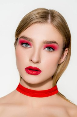 Genç modelin portresi, boynu kırmızı, fermuarı beyaz. 