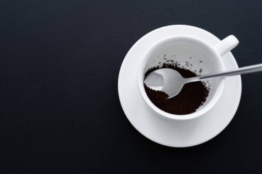 Kahve fincanının üstünde siyah kaşık. 