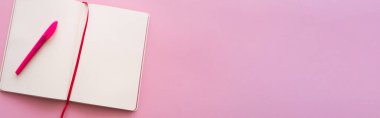 Boş dizüstü bilgisayar ve pembe kalemlerin üst görünümü, afiş
