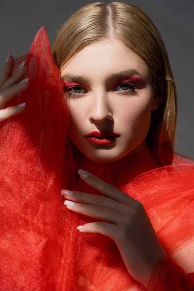Retrato Mujer Joven Con Maquillaje Rojo Sosteniendo Paño Tul Mirando — Foto de Stock