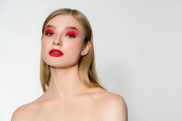 Jonge Vrouw Met Naakte Schouders Rode Lippen Kijkend Naar Camera — Stockfoto
