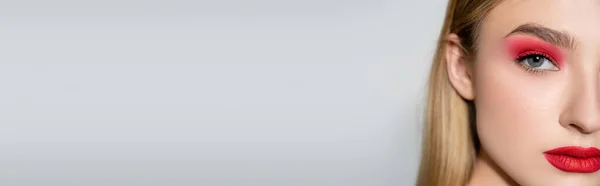 Обрезанный Вид Модели Красными Губами Тенью Глаз Изолированный Сером Баннер — стоковое фото