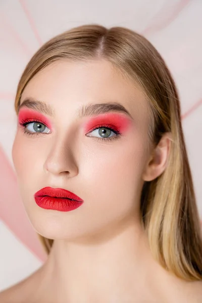 Porträt Einer Frau Mit Roten Lippen Die Die Kamera Schaut — Stockfoto