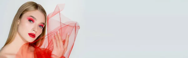 Ανοιχτά Μαλλιά Μοντέλο Κόκκινο Ύφασμα Συγκράτησης Visage Απομονώνονται Γκρι Banner — Φωτογραφία Αρχείου