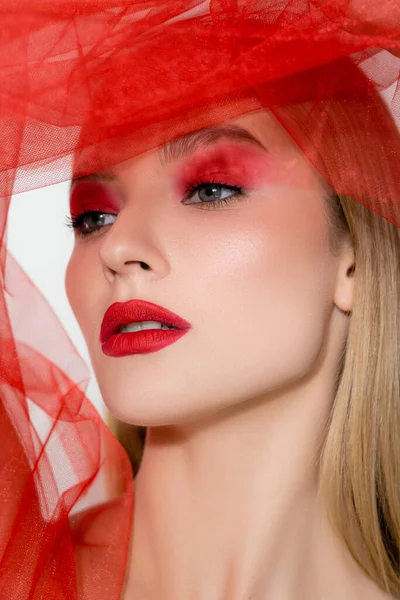 Portrait Modèle Avec Lèvres Rouges Regardant Loin Près Tissu Tulle — Photo