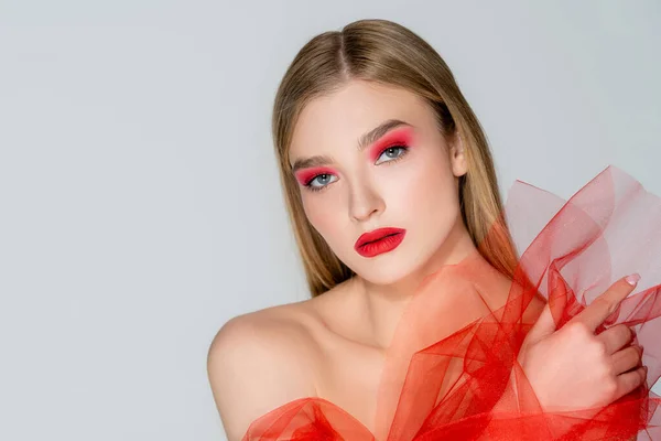 Mujer Pelo Rubio Con Maquillaje Rojo Sosteniendo Tul Mirando Cámara — Foto de Stock