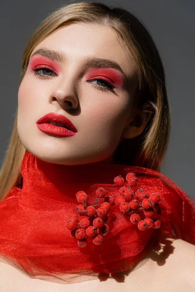 Mujer Joven Con Rostro Rojo Tela Con Bayas Aisladas Gris — Foto de Stock