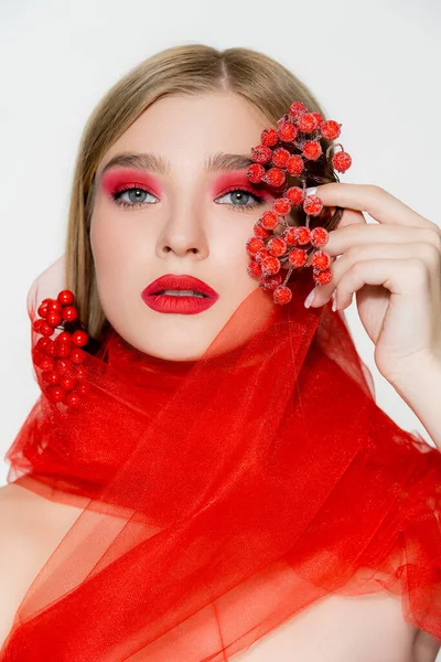 Modelo Con Maquillaje Tela Roja Sosteniendo Bayas Aisladas Blanco —  Fotos de Stock
