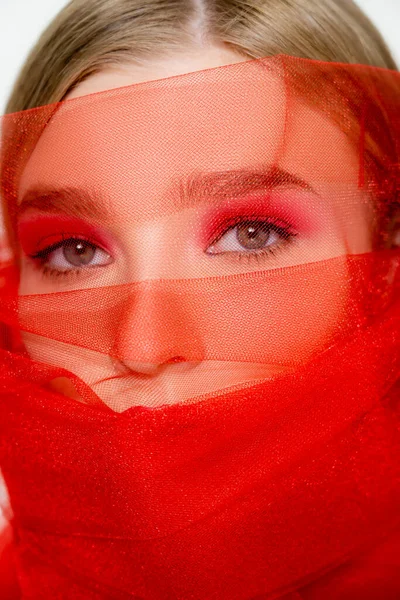Donna Guardando Macchina Fotografica Vicino Panno Rosso Isolato Bianco — Foto Stock
