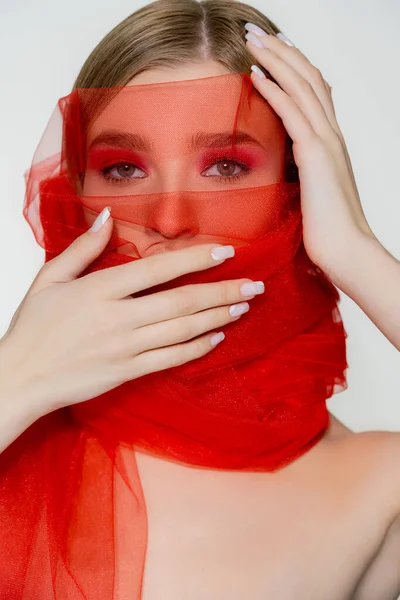 Junge Frau Rotem Tüll Berührt Gesicht Isoliert Auf Weißem Stoff — Stockfoto