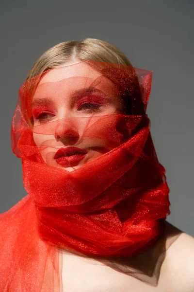 红唇妇女 裹着郁金香织物 与灰色隔离 — 图库照片