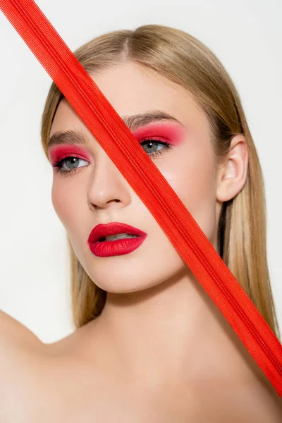 白に隔離された赤い画像保持ジッパー付きの若いモデル — ストック写真