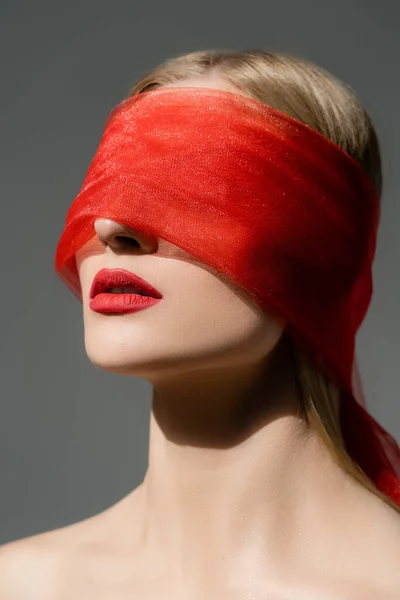 Heldere Vrouw Met Naakte Schouders Rode Doek Het Gezicht Geïsoleerd — Stockfoto