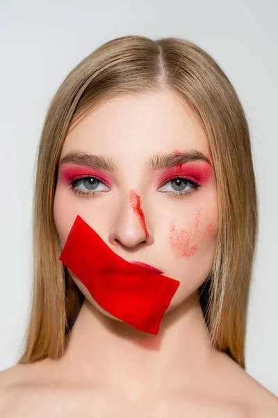 Portret Kobiety Czerwoną Twarzą Taśmą Samoprzylepną Ustach Odizolowanej Szaro — Zdjęcie stockowe