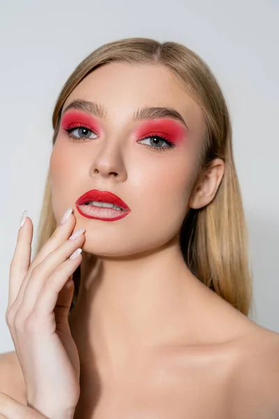 Modelo Bastante Rubio Con Maquillaje Rojo Mirando Cámara Aislada Gris —  Fotos de Stock