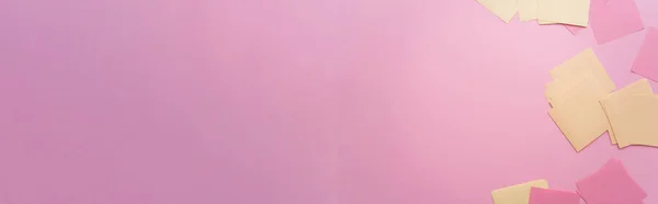 空のパステルノートの上からピンクバナー — ストック写真